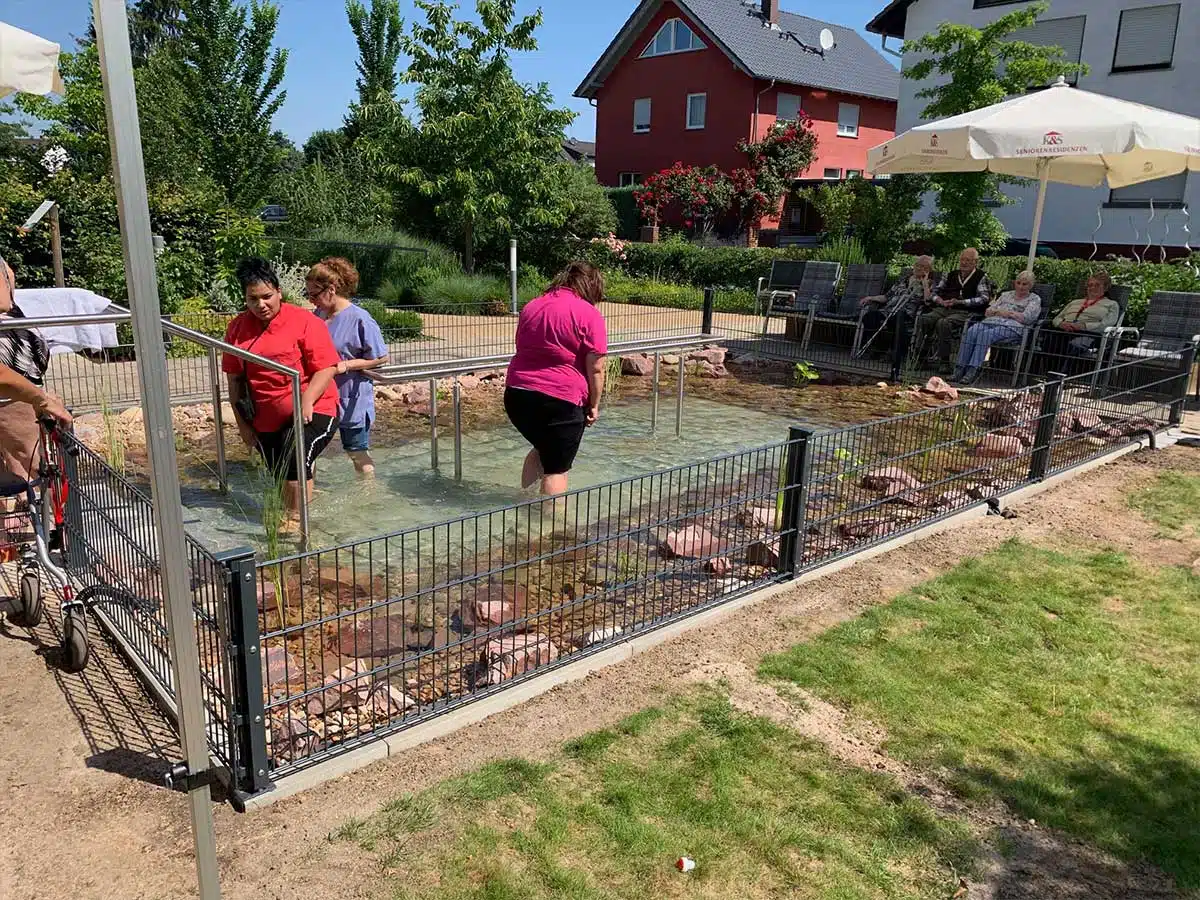 Kneippkur <br>für alle 3 Jetzt ist der Sommer da in seiner ganzen Pracht und zieht viele Babenhäuserinnen und Babenhäuser ins kühle Nass, um sich ein bisschen zu erfrischen.