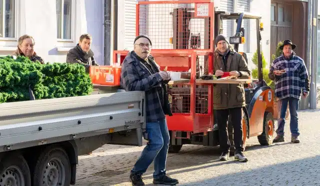 Weihnachtsbeleuchtung wieder abgehängt – vielen Dank an die freiwilligen Helfer 8 Weihnachtsdekoration abhangen